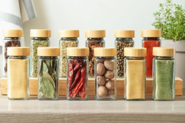 Kapalı kapılar ardında kavanozlarda farklı aromatik baharatlar var.