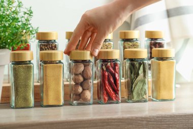 Kadın hindistan cevizli kavanozu içeri alıyor, yakın plan.