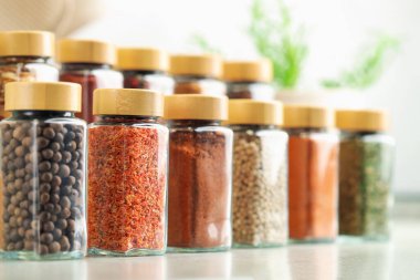 Kapalı kapılar ardında kavanozlarda farklı aromatik baharatlar var.