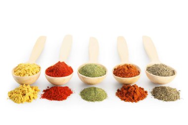 Beyaz kaşıklardaki farklı aromatik baharatlar.