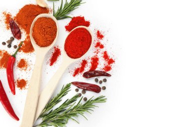 Beyaz, üst görünümde izole edilmiş farklı aromatik baharatlar