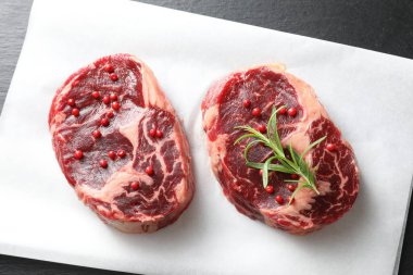 Çiğ et ve baharat parçaları masada, düzdü.