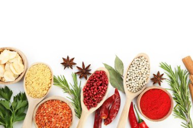 Beyaz, üst görünümde izole edilmiş farklı aromatik baharatlar