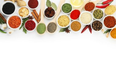 Beyaz, üst görünümde izole edilmiş farklı aromatik baharatlar