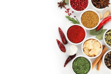 Beyaz, üst görünümde izole edilmiş farklı aromatik baharatlar