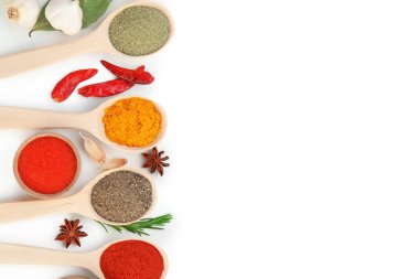 Beyaz, üst görünümde izole edilmiş farklı aromatik baharatlar