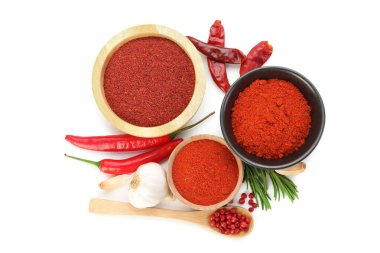 Beyaz, üst görünümde izole edilmiş farklı aromatik baharatlar