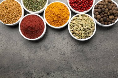 Gri masada farklı aromatik baharatlar var. Metin için boşluk