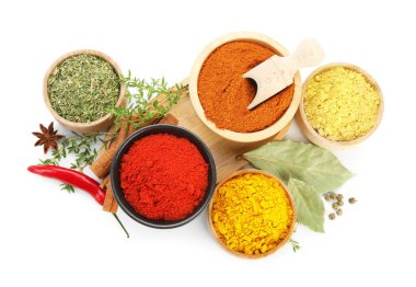 Beyaz, üst görünümde izole edilmiş farklı aromatik baharatlar