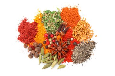 Beyaz, üst görünümde izole edilmiş farklı aromatik baharatlar