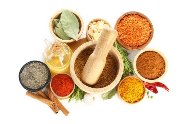 Beyaz, üst görünümde izole edilmiş farklı aromatik baharatlar