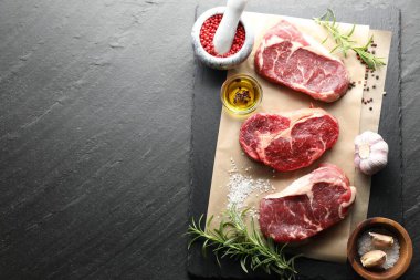 Çiğ et ve baharat parçaları siyah masada, düz yerde. Metin için boşluk