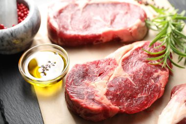 Çiğ et ve baharat parçaları masada, yakın plan.