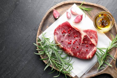 Siyah masanın üstünde çiğ et ve baharat var. Metin için boşluk