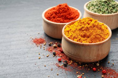 Siyah masada farklı aromatik baharatlar, yakın plan. Metin için boşluk