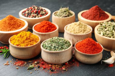 Siyah masada farklı aromatik baharatlar, yakın plan.