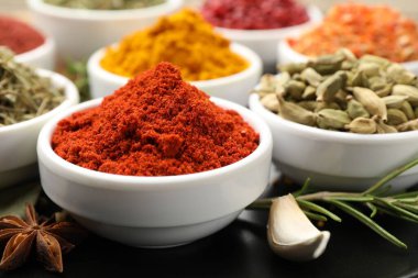 Masada çok farklı aromatik baharatlar var, yakın plan.