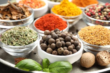 Masada farklı aromatik baharatlar var, yakın plan.