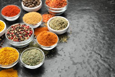 Farklı aromatik baharatlar, karanlık masada, manzaranın üstünde. Metin için boşluk