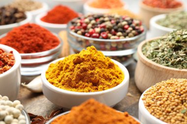 Masada farklı aromatik baharatlar var, yakın plan.