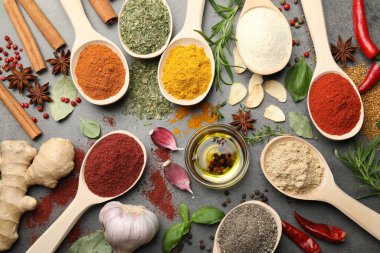 Gri masada farklı baharatlar var.