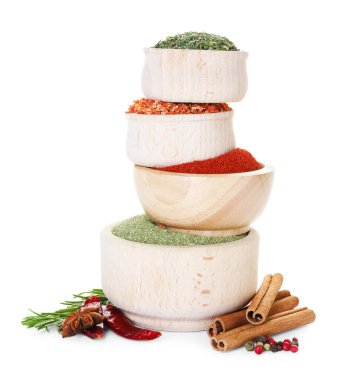 Beyaz arka planda çok farklı aromatik baharatlar