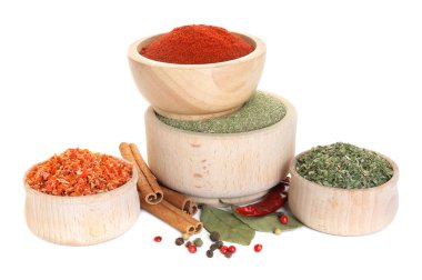 Beyaz arka planda çok farklı aromatik baharatlar