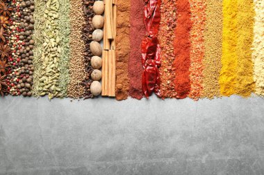 Gri masada bir sürü farklı baharat var. Metin için boşluk