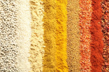 Arka plan olarak birçok farklı baharat, üst görünüm