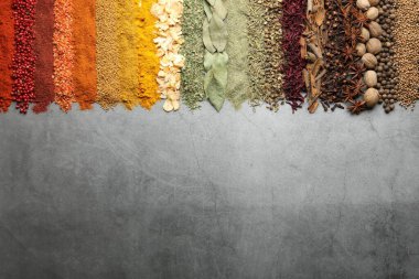 Gri masada bir sürü farklı baharat var. Metin için boşluk
