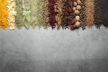 Gri masada bir sürü farklı baharat var. Metin için boşluk