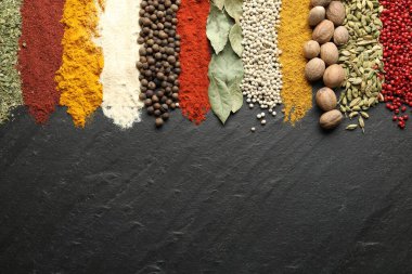Siyah masada bir sürü farklı baharat var. Metin için boşluk
