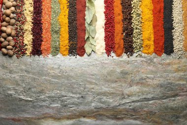 Dokuma masasında pek çok farklı baharat var. Metin için boşluk