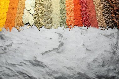 Siyah masada birçok farklı baharat var, yakından. Metin için boşluk