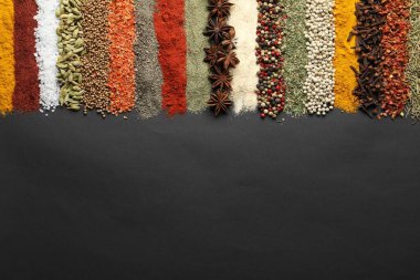 Siyah masada bir sürü farklı baharat var. Metin için boşluk