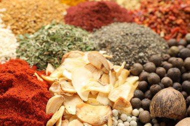 Arkaplan olarak farklı aromatik baharatlar, yakın plan görünüm