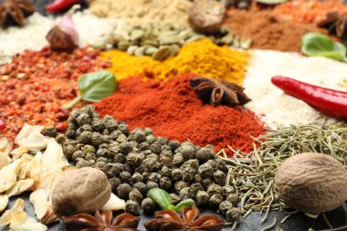 Arkaplan olarak farklı aromatik baharatlar, yakın plan görünüm