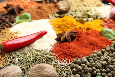 Arkaplan olarak farklı aromatik baharatlar, yakın plan görünüm