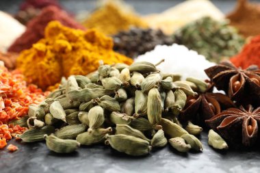 Karanlık masada çok farklı baharatlar var, yakın plan.