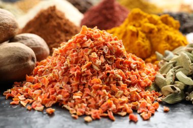 Karanlık masada çok farklı baharatlar var, yakın plan.