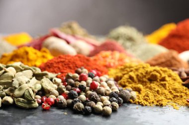 Karanlık masada çok farklı baharatlar var, yakın plan.