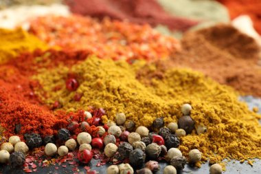Masada birçok farklı baharat var, yakın plan görünüm