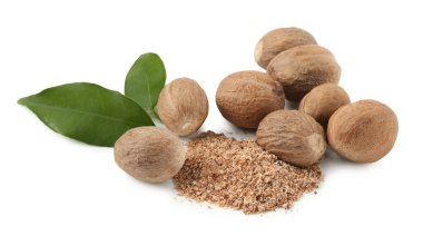 Bütün hindistan cevizi, toz ve yapraklar beyaza izole edilmiş.