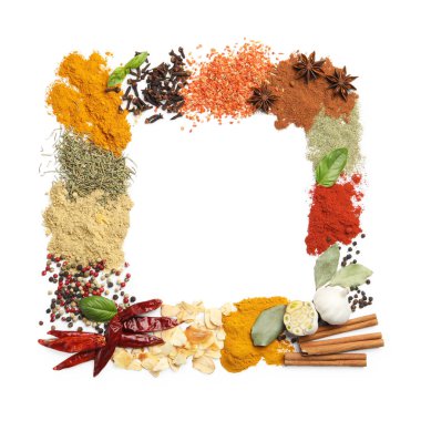 Beyaz, üst görünümde izole edilmiş farklı aromatik baharatlar