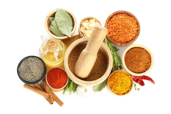 Beyaz, üst görünümde izole edilmiş farklı aromatik baharatlar