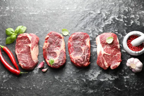 Koyu masada çiğ et ve baharat parçaları, düz yatıyordu.