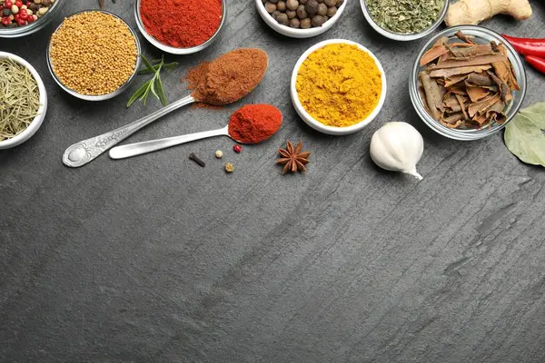 Siyah masada farklı aromatik baharatlar var. Metin için boşluk
