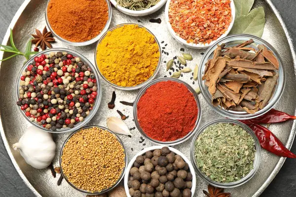 Masada farklı aromatik baharatlar, üst görünüm