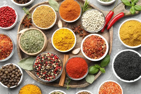 Gri masadaki kaselerde farklı aromatik baharatlar.