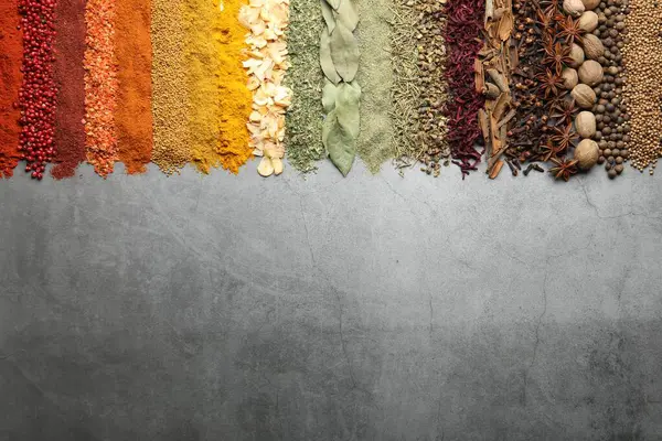 Gri masada bir sürü farklı baharat var. Metin için boşluk